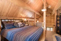 Custom Log Cabin w/ MTN views, wrap around decks, 10 Min. to Fishing & Reservoir