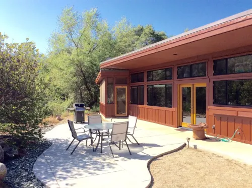Private, upscale, riverfront cabin, sleeps 6; amazing amenities to dazzle