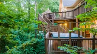 4Br Mountain Retreat Sleeps 12 with Hot Tub Pet Friendly 10Min to Asheville