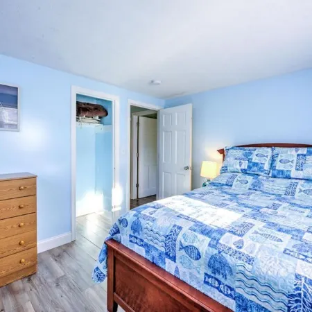 Walk to family friendly beach in West Dennis!