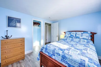 Walk to family friendly beach in West Dennis! Hotels near Cuffy's