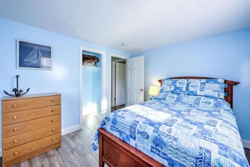 Walk to family friendly beach in West Dennis!