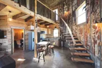 Rustic Silo Home, Huge Shower, Kitchen, Grill, Fire Pit and Sunsets.