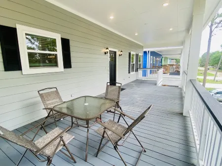 Experience Kemah in Luxury!Gorgeous, custom, brand new 3 bedroom with 3.5 baths