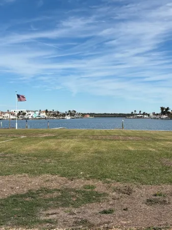 Charming 2-bedroom condo in amazing North Redington Beach with AC, WiFi