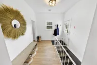 Modern farmhouse w/ heated pool, beach, horses and winery in heart of North Fork