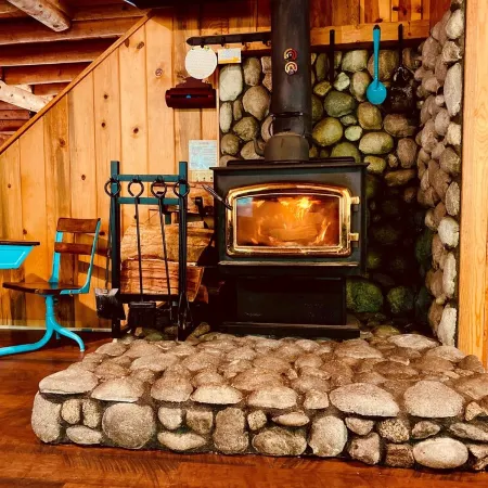 The Creek-Side Cabin: Spa, Fire Pit, 5 Star, AC, Big Deck, Quiet, Walk to Town