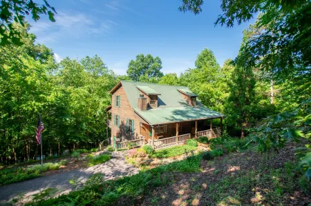 "Hunker Down" Creek Front Cabin, In The Blue Ridge Mountains