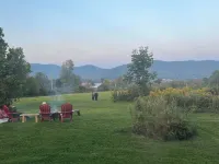 Beautiful new studio with amazing views - peaceful but close to everything!