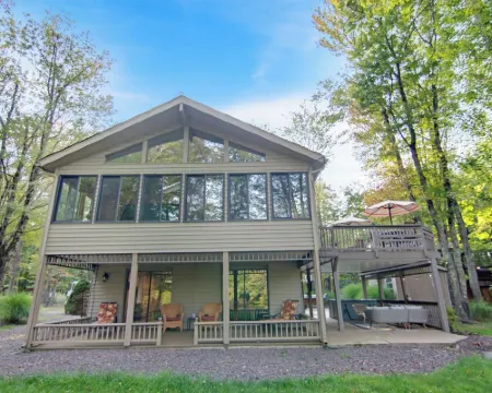 Golf Course Getaway: XL Cabin w/ Hot Tub, Pools, Beaches, Game Room, King Bed 萊克酒店