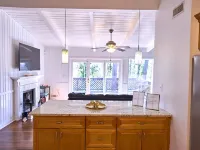 Bright & Comfy ~ 5 star Location~ Large Deck Oasis Hotels in Brookhaven