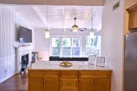 Bright & Comfy ~ 5 star Location~ Large Deck Oasis