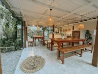 Kickin' Surf Lodge - Hostels