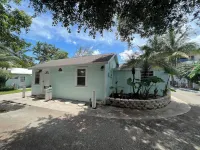 Bob’s Beach House cottage bungalow, Just walk Steps To The Beach! Boynton Inlet附近的飯店