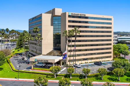 Embassy Suites by Hilton Irvine Orange County Airport Отели рядом с достопримечательностью «Университет Калифорния, Ирвайн Дивижен оф Контининг Эдьюкейшен»