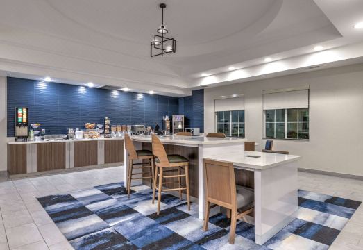 라 퀸타 인 & 스위트 바이 윈덤 앨런 앳 더 빌리지