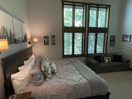 Family Friendly Condo w private HOT TUB~Minutes from the Slopes Отели рядом с достопримечательностью «Dr. Scott Raub, DO»