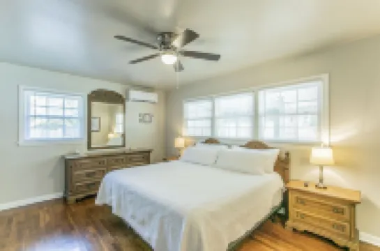 Belle of Belton-Spacious/Central Location/Pool/Hot Tub/Game Room w/ Pool Table