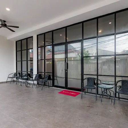 RedDoorz Near Taman Palem Отели рядом с достопримечательностью «Мол Таман Палем»