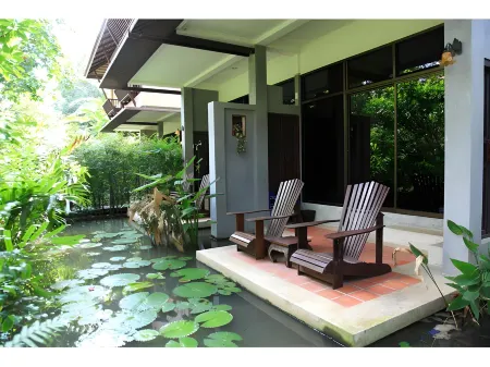 Ruen Pruksa Boutique Resort Отели рядом с достопримечательностью «Wat Molee»