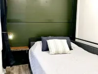 Book Your Adventure Getaway at our Container Cabin near New River Gorge ワイルダーネスのホテル