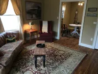 3 Blocks from the Mississippi River in the Park-To-Park Historic District. Hotels in Fort Madison