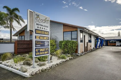 The Rocks Motel - parking