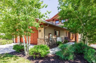 BEAUTIFUL VIEWS! Your Mountain Chic Oasis awaits - perfect location Hotel in zona Outlets Park City