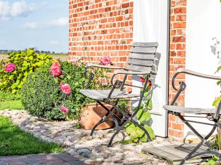 Kleine Reetdachkate Отели в г. Зимонсберг