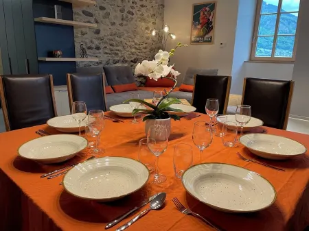 Un Étage Complet Dans une Tour Médiévale Rénovée au Cœur du Pays du Mont-blanc Отели в г. Салланш