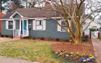 Charming 3-bedroom cottage in Fayetteville with AC, WiFi