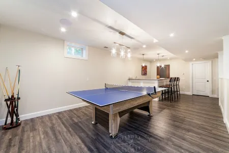 Modern, Luxury 5-Bed, 4.5-Bath w/Full Basement! Now Booking for 2026! Отели рядом с достопримечательностью «ЙМКА Мартас-Винъярд»