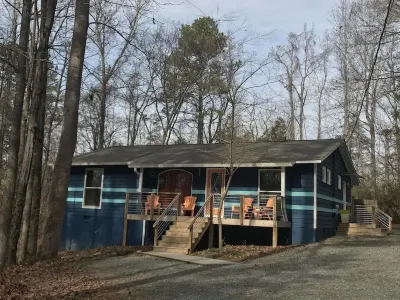 Lovely Bungalow in private , secluded neighborhood near Carrboro