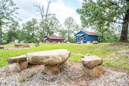 Cabin #1 @ Rock Creek Cabins! King Bed! 15 min. to Bathhouse Row! Pet Friendly!