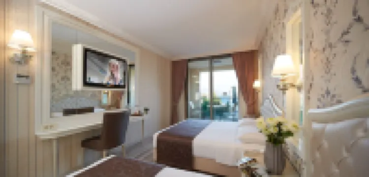 엠레 비치 & 엠레 호텔