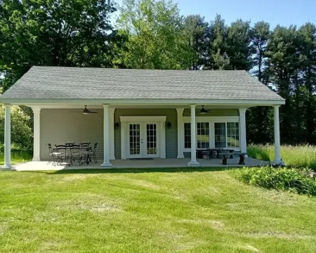 Peaceful farm area, on the reservoir, near vineyards Hotels in Wallingford