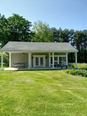 Peaceful farm area, on the reservoir, near vineyards Hotels in Wallingford
