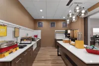 Hampton Inn by Hilton Saline  호텔