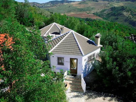 Casas Rurales Los Algarrobales Отели рядом с достопримечательностью «Ruta del Amor (Setenil de las Bodegas)»