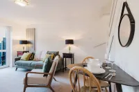 Corner House - Bright 2 Bed in Cheltenham