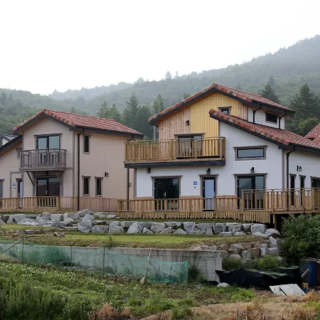 Daegwallyeong Solbawee Log-Housing Pension Отели рядом с достопримечательностью «Ранчо Самян»