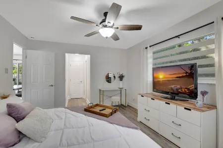 Boca Beauty - Stylish Home with Pool 3 Bedroom Home by RedAwning