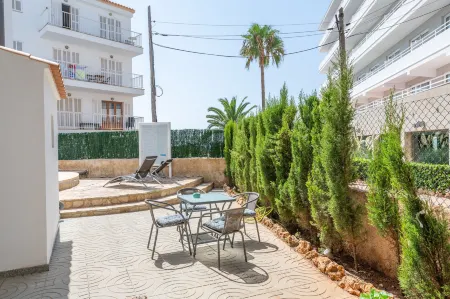 Apartamentos Marivent by Mhr Отели рядом с достопримечательностью «Castillo de Santueri»