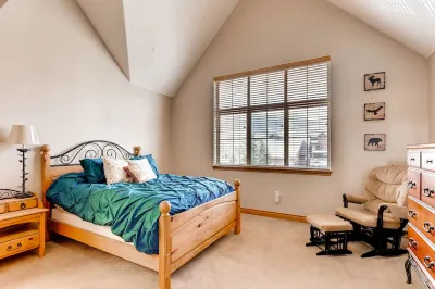 Beautiful condo next to trails, lake, skiing, shops and restaurants! Hot tub!