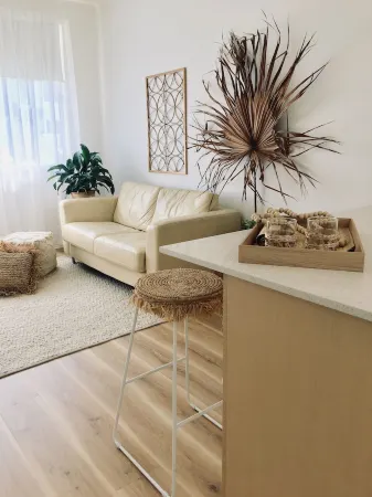 Calm and coastal self contained unit in the heart of Merewether Отели в г. Мерюэтер