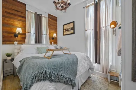 Walk to Historic Downtown Bell Buckle~Webb~Hot Tub~Fireplace~Tiny Home