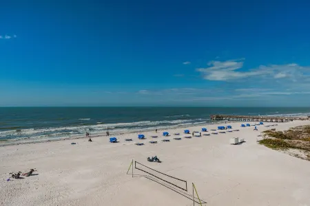 Fall Special!! BC 1308 -Direct Beachfront Dream Come True!! Отели рядом с достопримечательностью «Тики Гарденс - Индиан-Шорс Бич Аксесс»