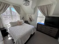 Pet-Friendly modern Home with Sauna, massage chair & Parking, remote office!