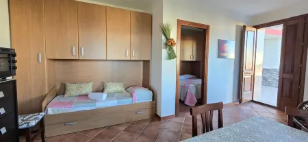 Violet House with sea view Отели в г. Lu Bagnu