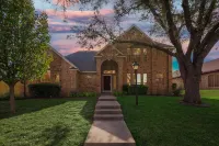 Luxurious Pool and Cinema Room Retreat - Stunning Poolside Escape Hotels in der Nähe von Desoto Christian Curch